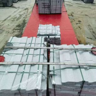 安康 芝麻白仿形加直形路沿石出货日常