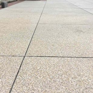 安康 黄金麻花岗岩石板材荔枝面地面铺装效果