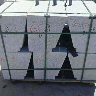 安康 芝麻白异形坐凳，石凳