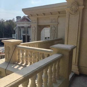 安康 黄金麻别墅外墙干挂雕花配合阳台栏杆花瓶柱