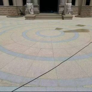 安康 黄金麻芝麻灰花岗岩石材地铺拼接效果