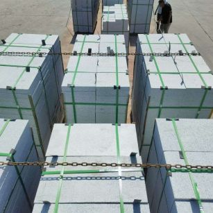 安康 芝麻白花岗岩5公分地铺石 花岗岩厂家工厂装车日常