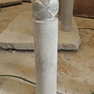 安康 芝麻白花岗岩石材挡车石柱、停车柱、圆柱挡车柱、方柱挡车柱等