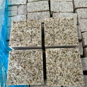 安康 黄金麻花岗岩自然面小方块，弹石，马蹄石等