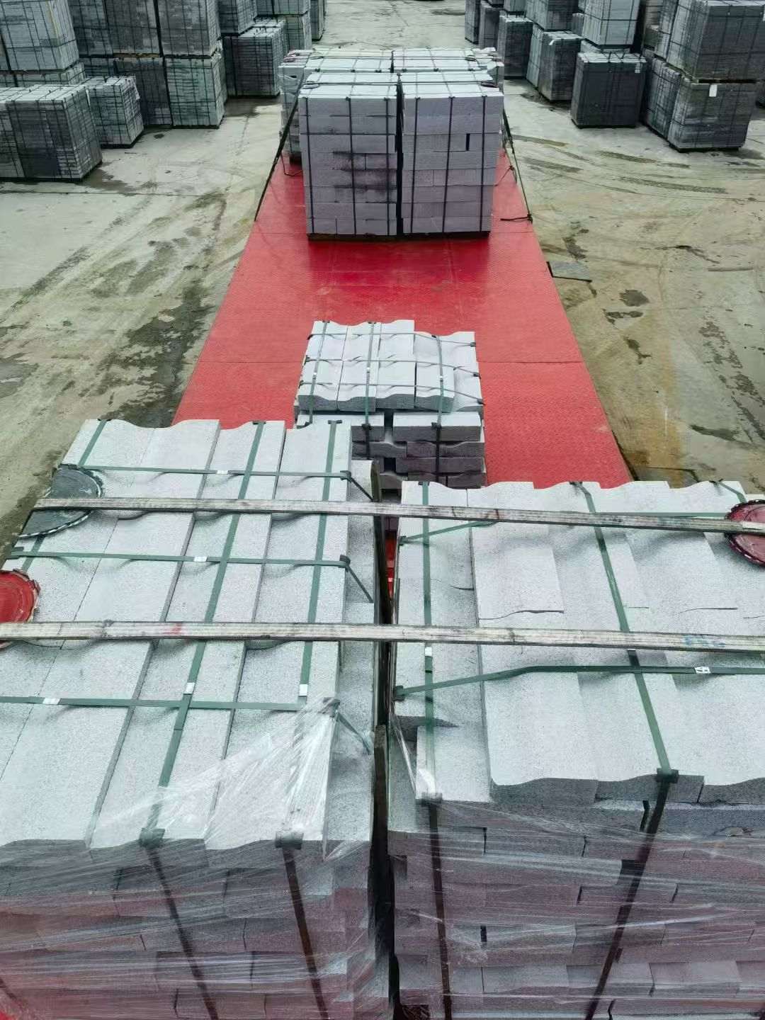 安康 芝麻白仿形加直形路沿石出货日常