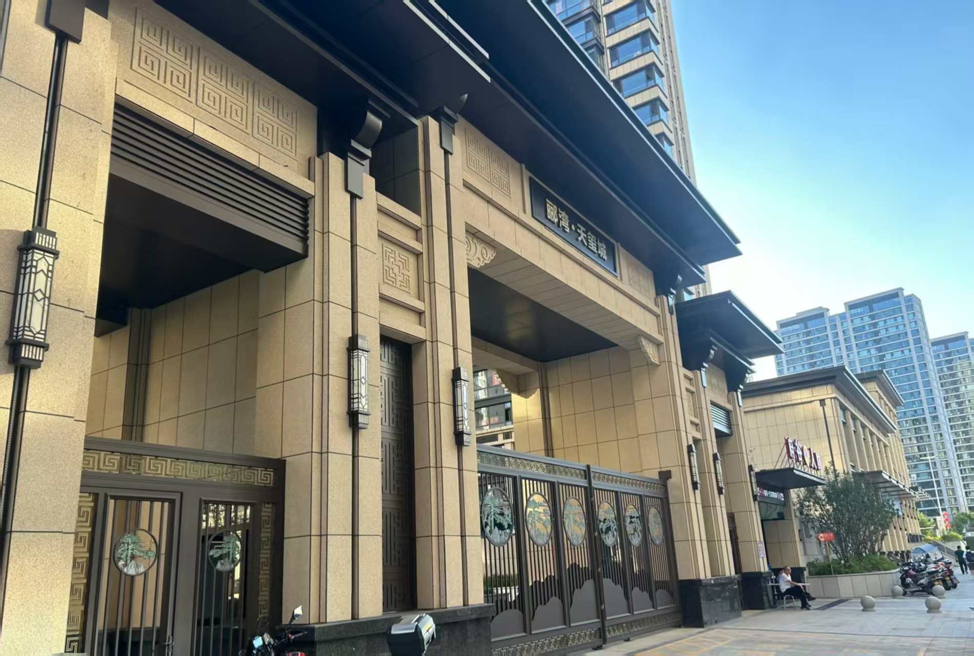 安康 黄金麻花岗岩荔枝面小区门楼外墙干挂