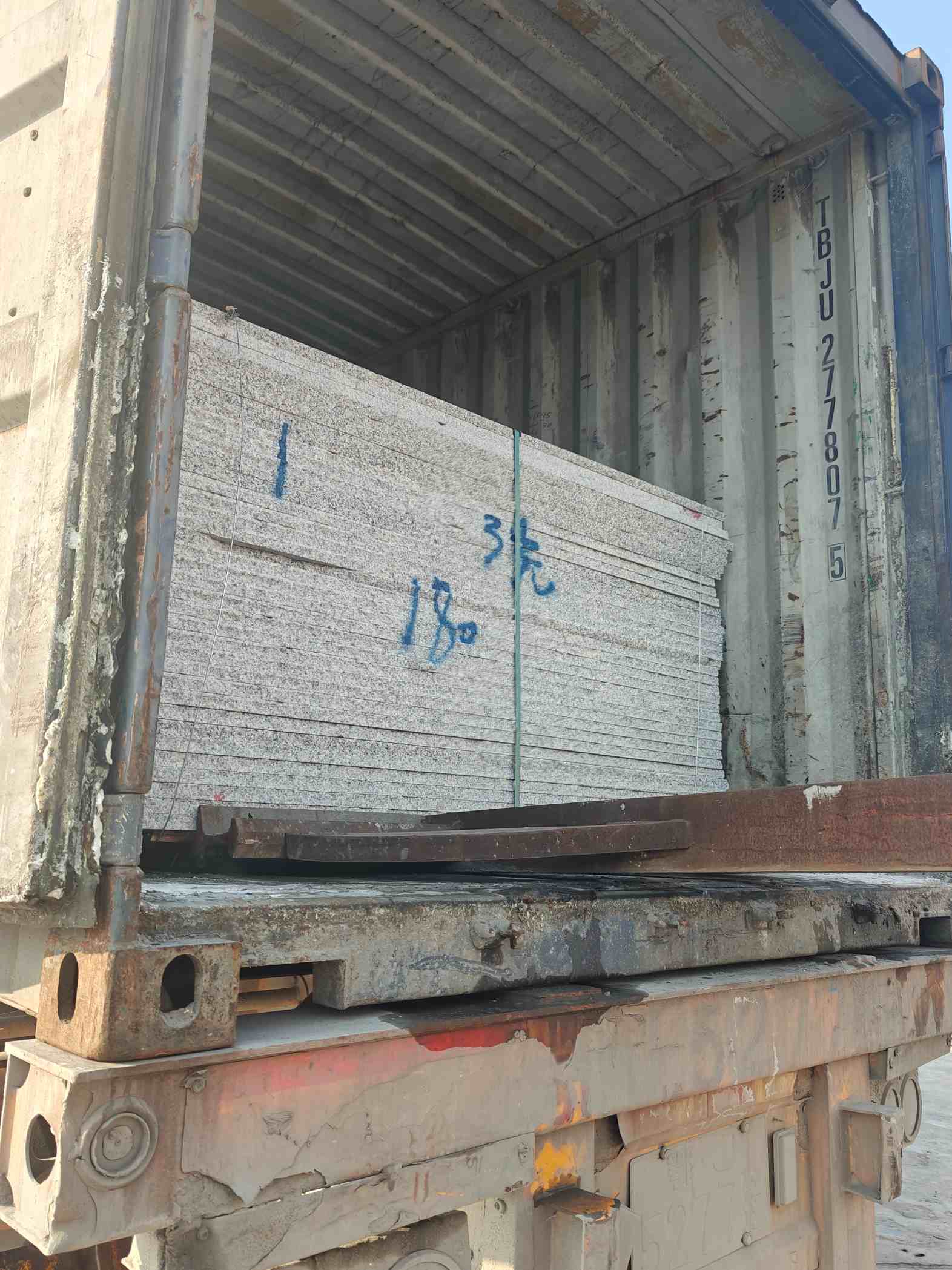 安康 芝麻白花岗岩石材3.0公分光面毛板装柜出货