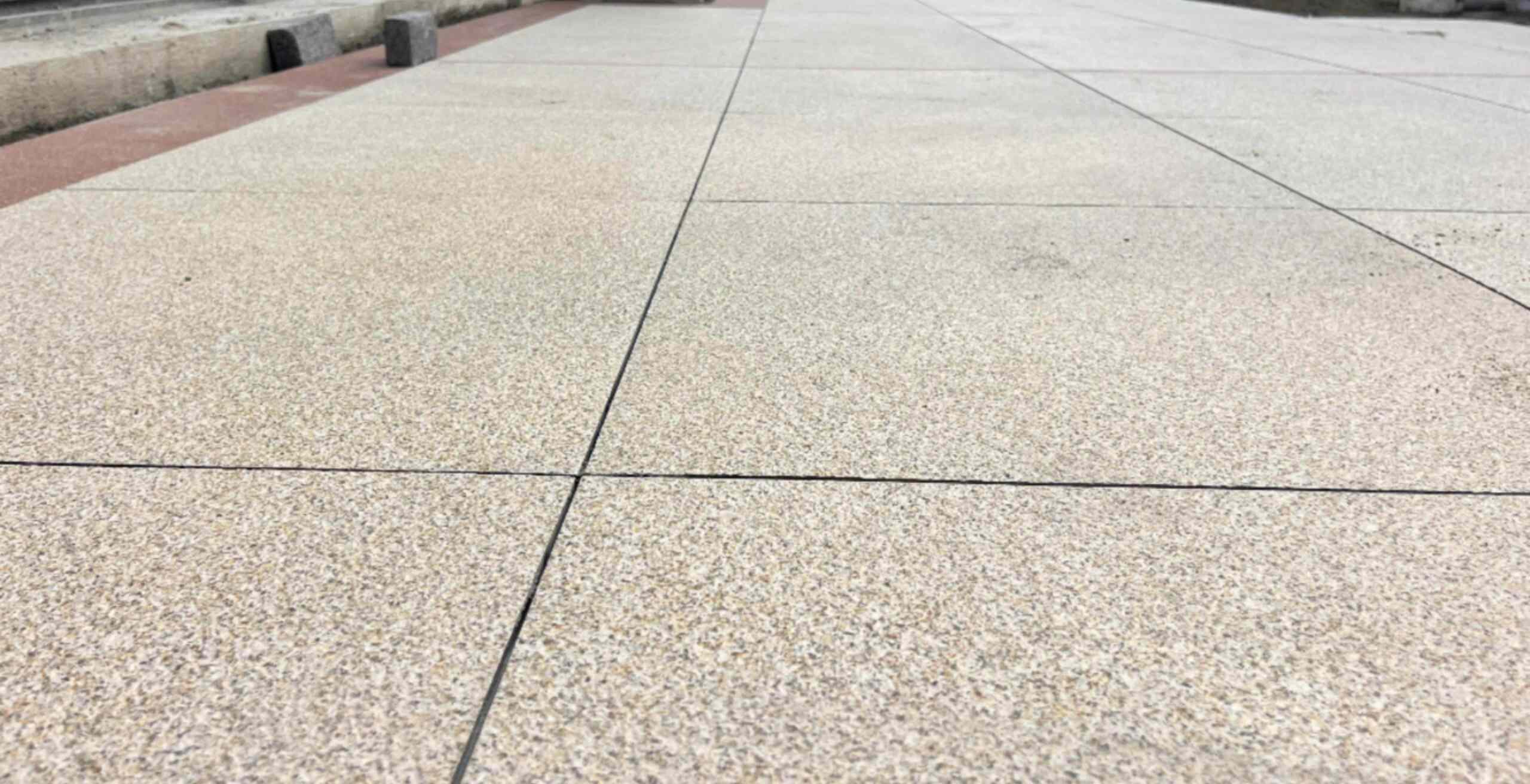 安康 黄金麻花岗岩石板材荔枝面地面铺装效果