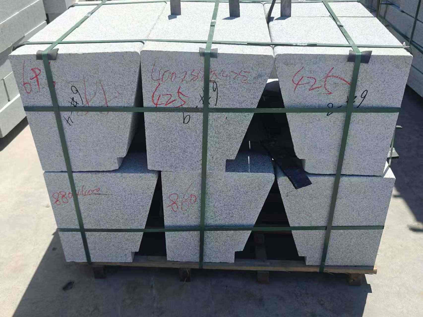 安康 芝麻白异形坐凳，石凳