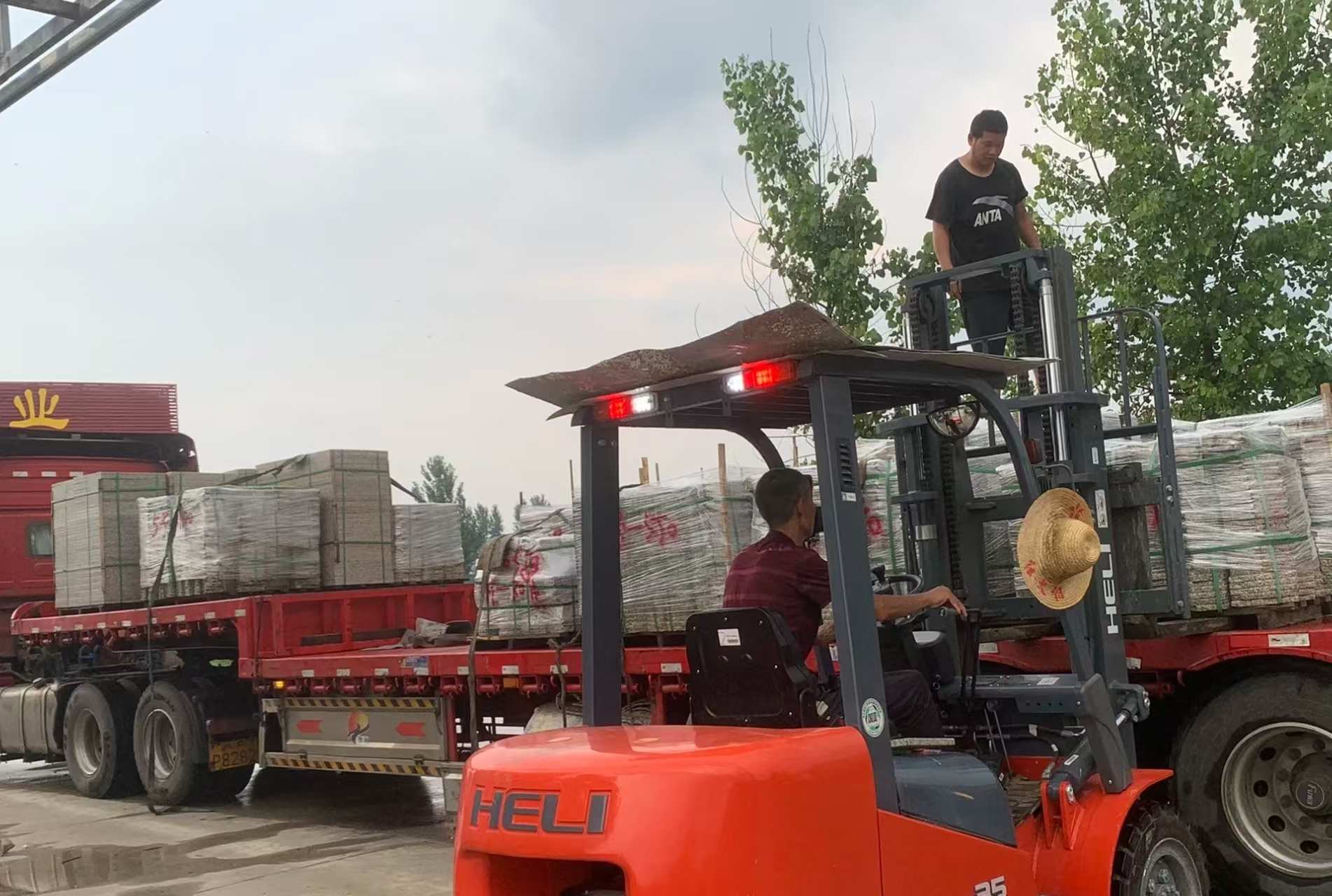 安康 黄金麻冰裂纹，地铺石装车