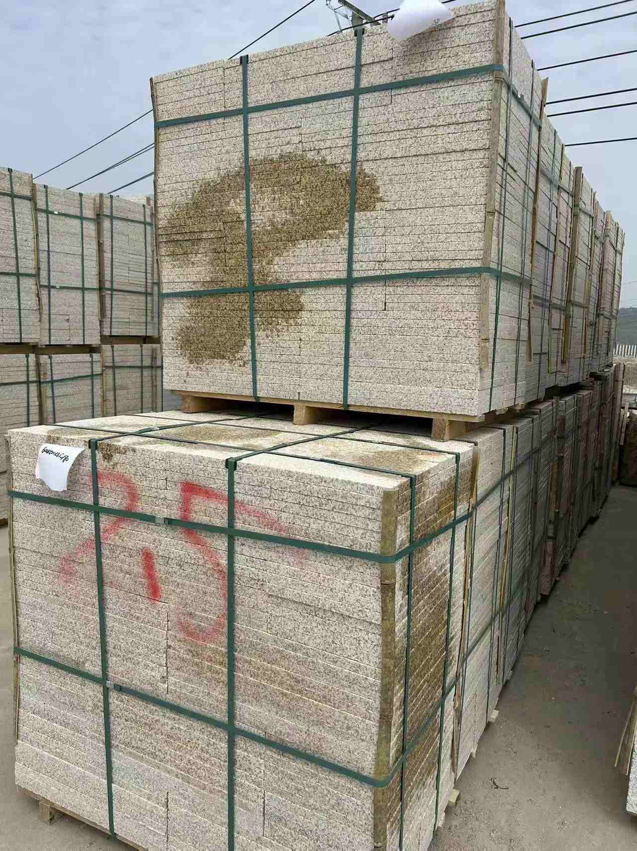 安康 黄金麻花岗岩石材荔枝面地铺石2.5*300*600