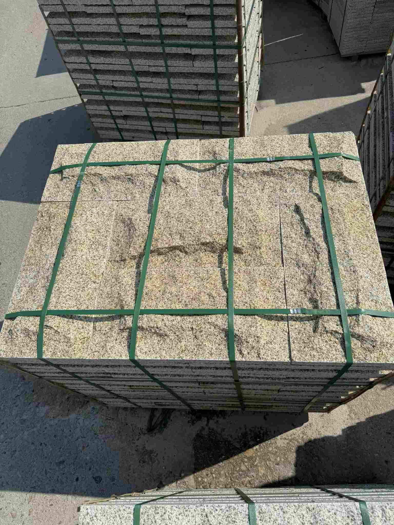 安康 黄金麻花岗岩石材自然面蘑菇石成品