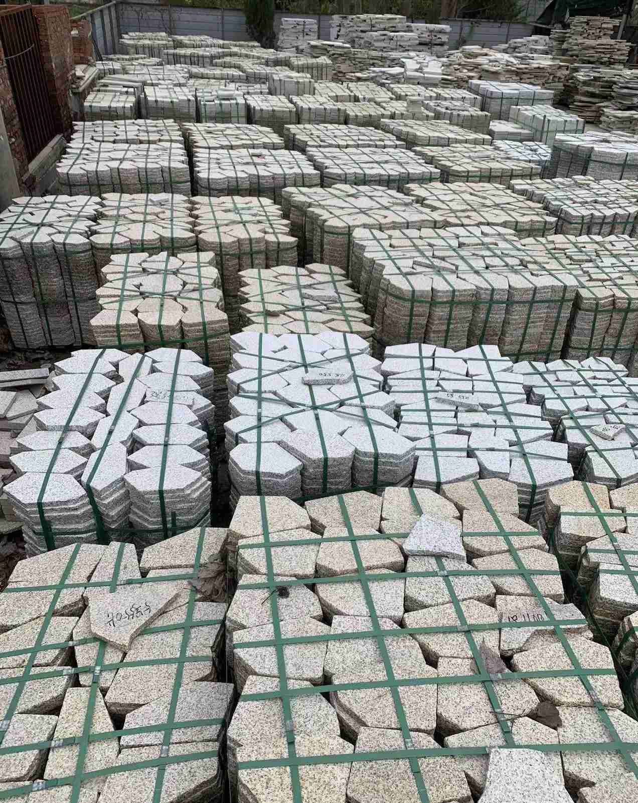 安康 黄金麻白麻花岗岩荔枝面地铺石(冰裂纹)