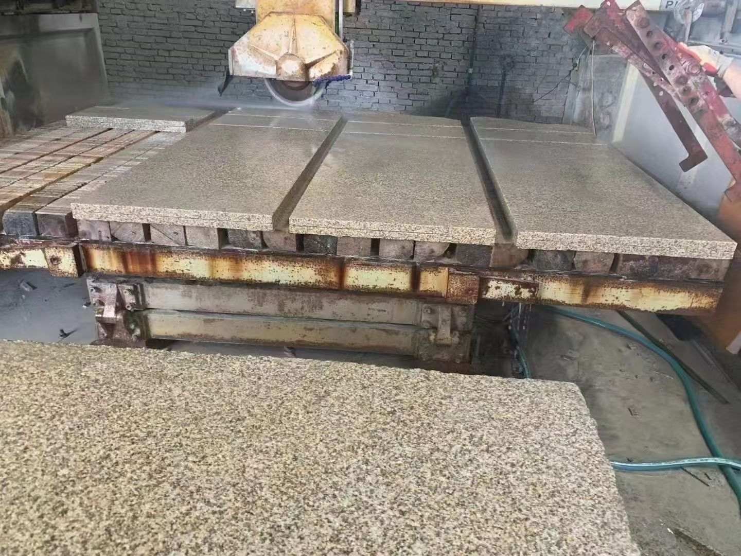 安康 黄金麻荔枝面成品板加工