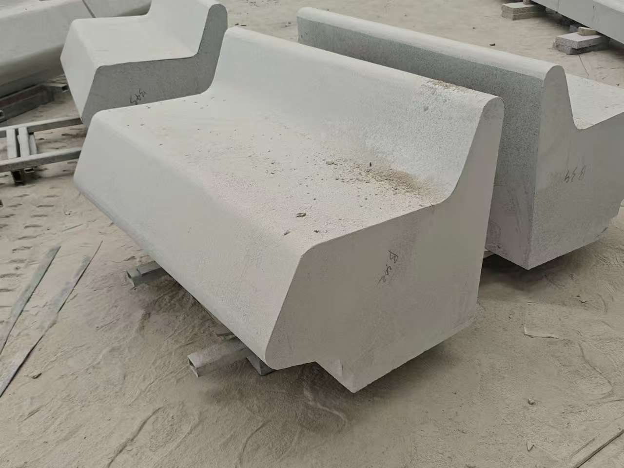 安康 芝麻白花岗岩异形坐凳，石凳