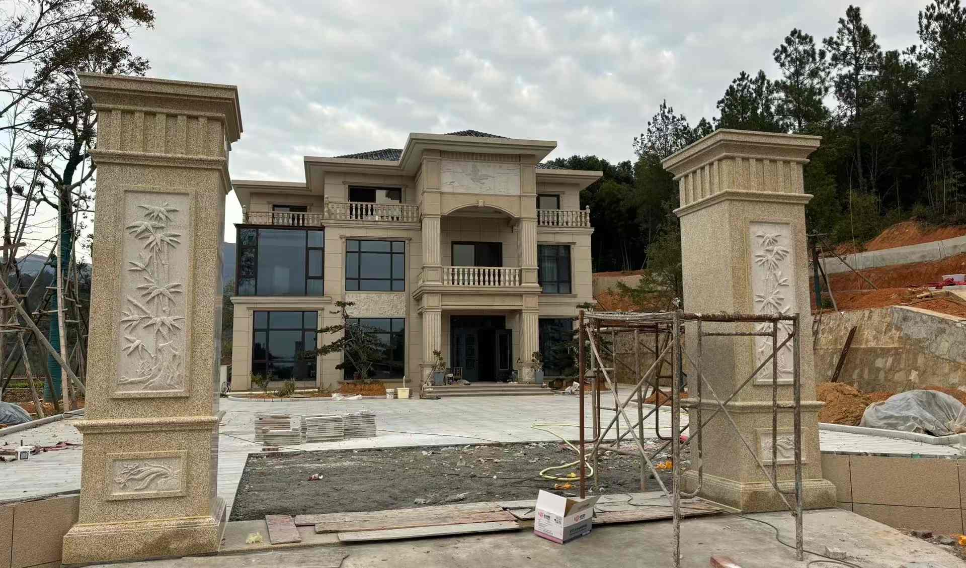 安康 黄金麻花岗岩别墅雕花外墙干挂配上门口雕花罗马柱