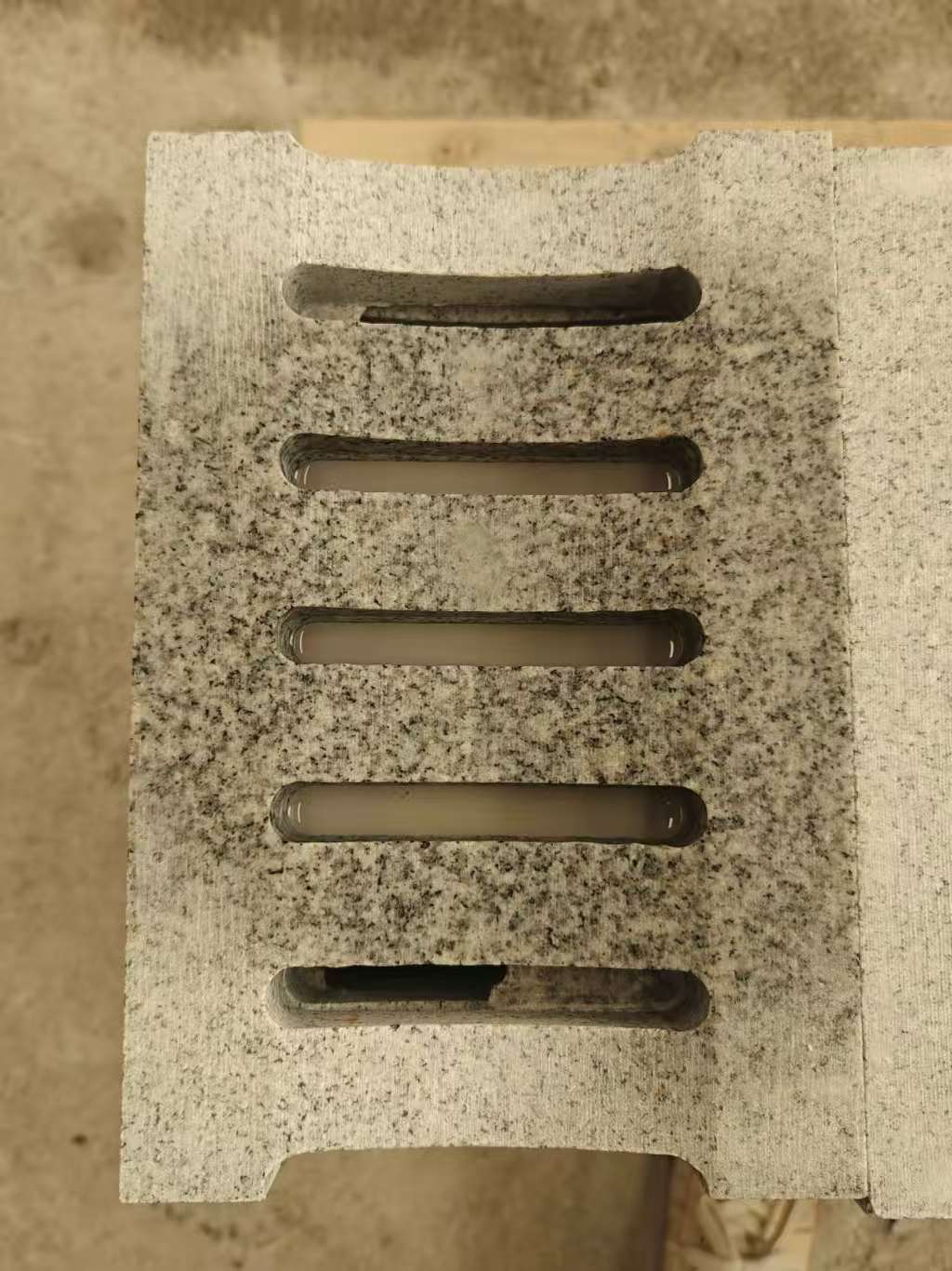 安康 芝麻白拉丝面花岗岩U型开槽排水槽