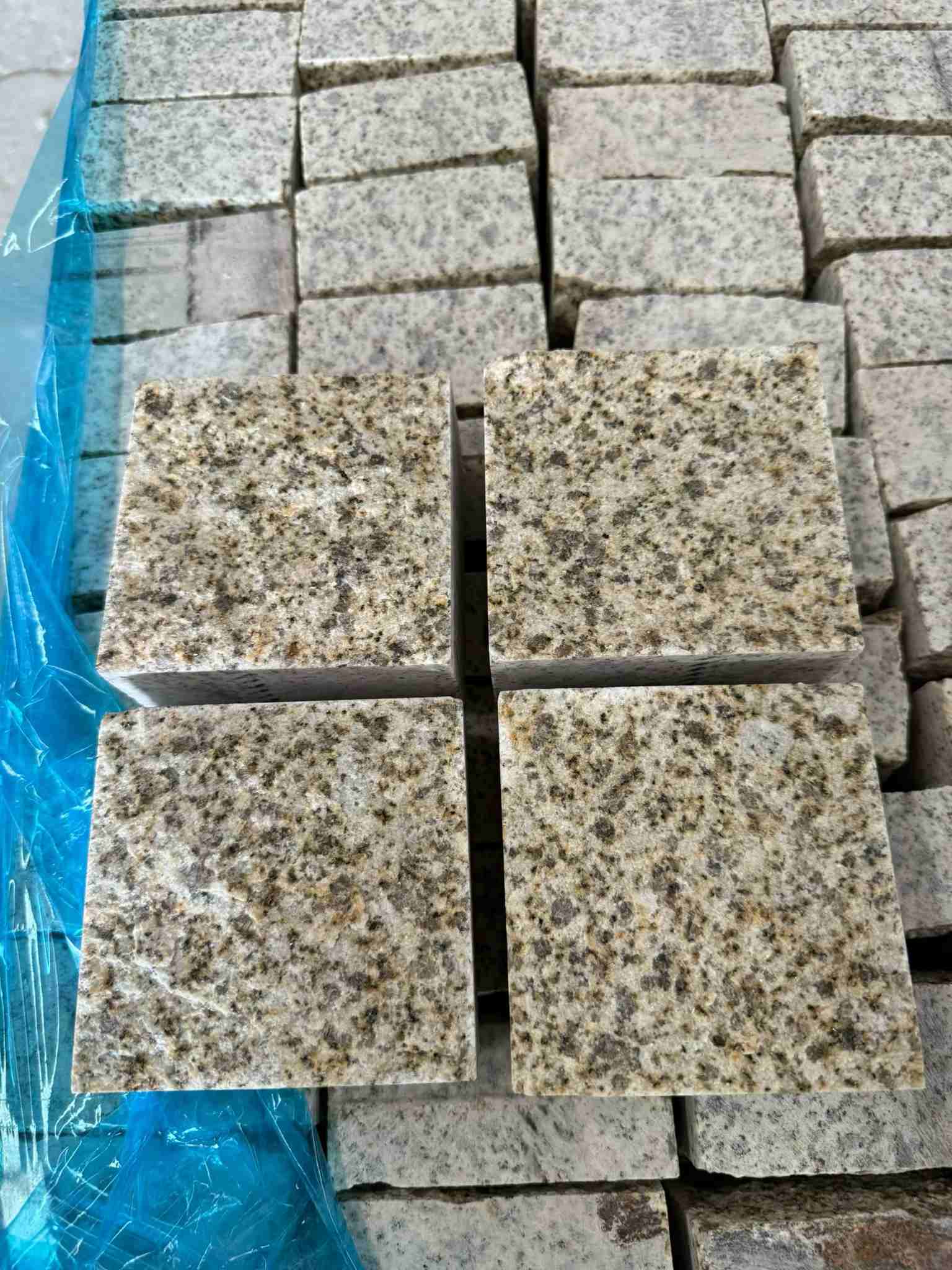 安康 黄金麻花岗岩自然面小方块，弹石，马蹄石等