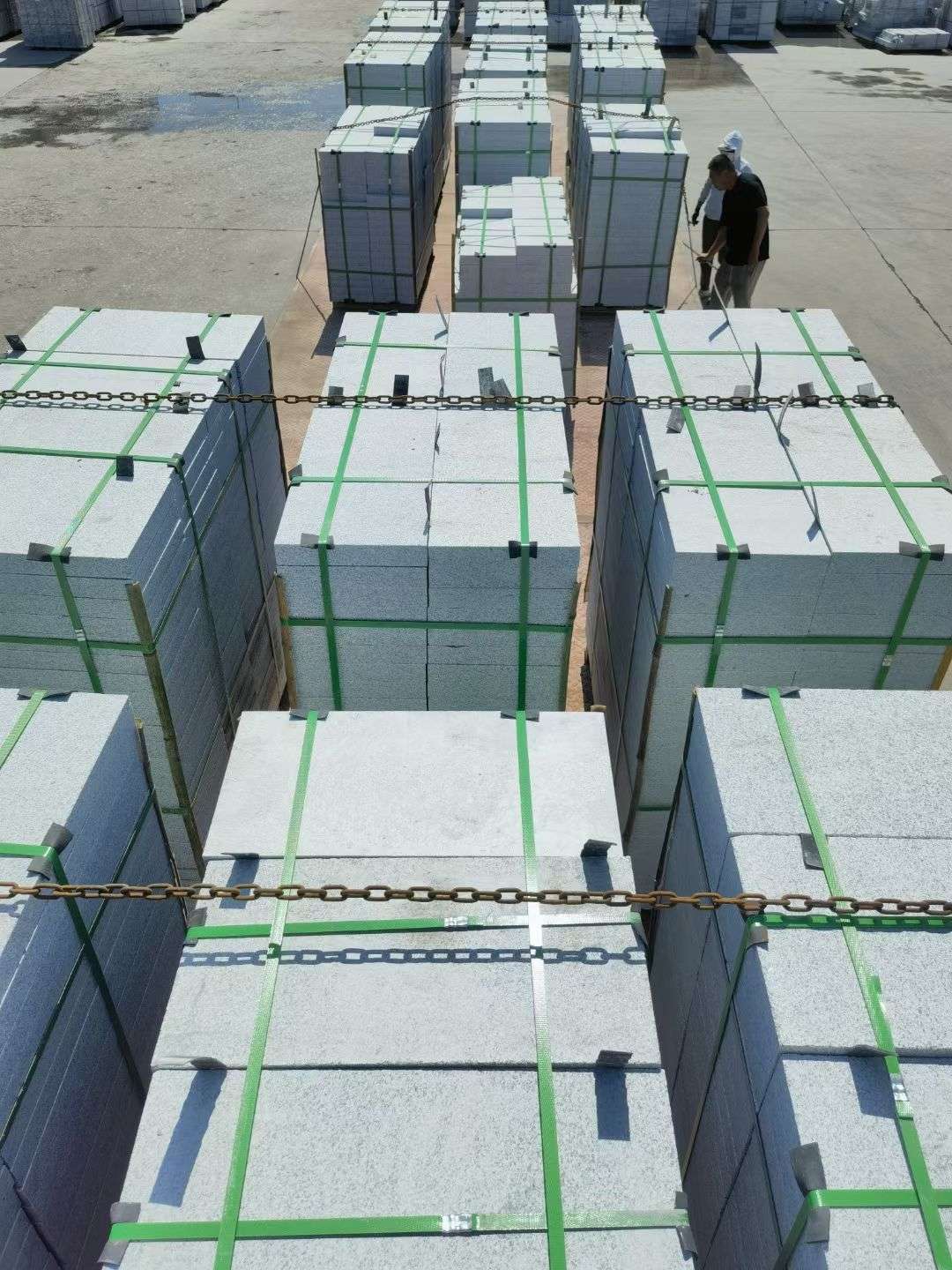 安康 芝麻白花岗岩5公分地铺石 花岗岩厂家工厂装车日常