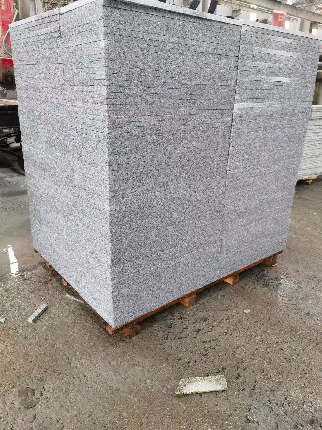 安康 芝麻白火烧面1.8厚300*600地铺石，尺寸标准，厚薄均匀