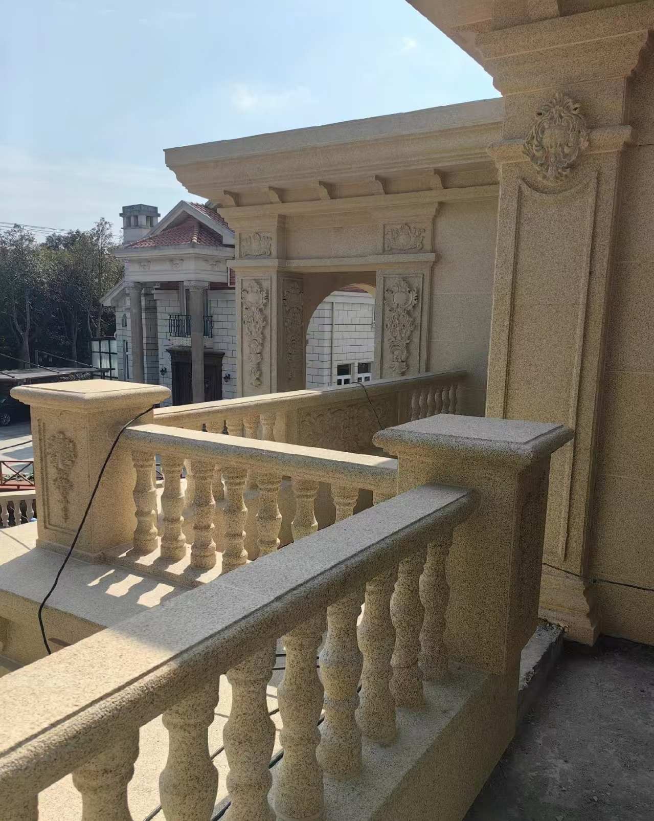 安康 黄金麻别墅外墙干挂雕花配合阳台栏杆花瓶柱