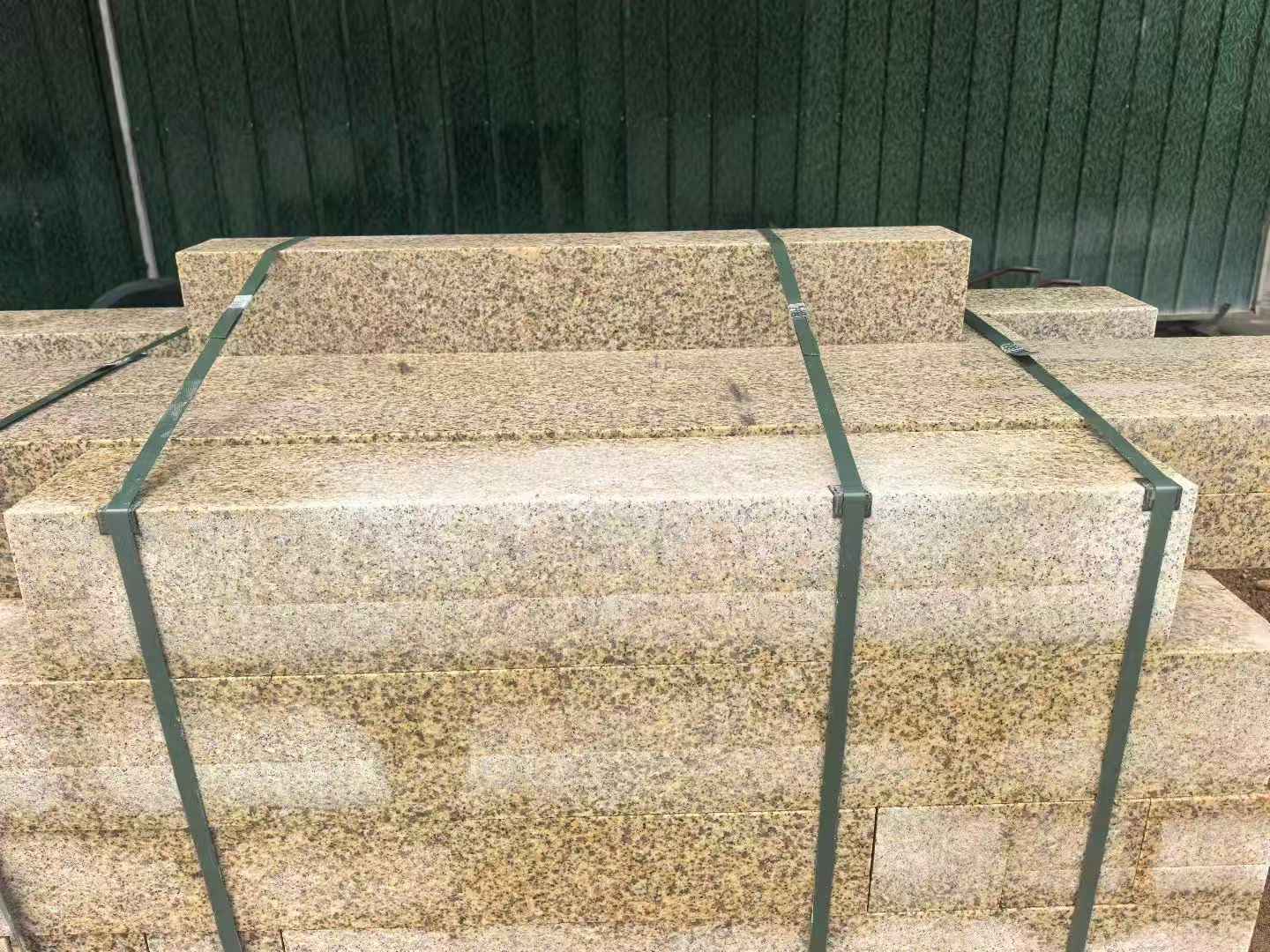 安康 黄金麻花岗岩石材机切面栏杆料半成品