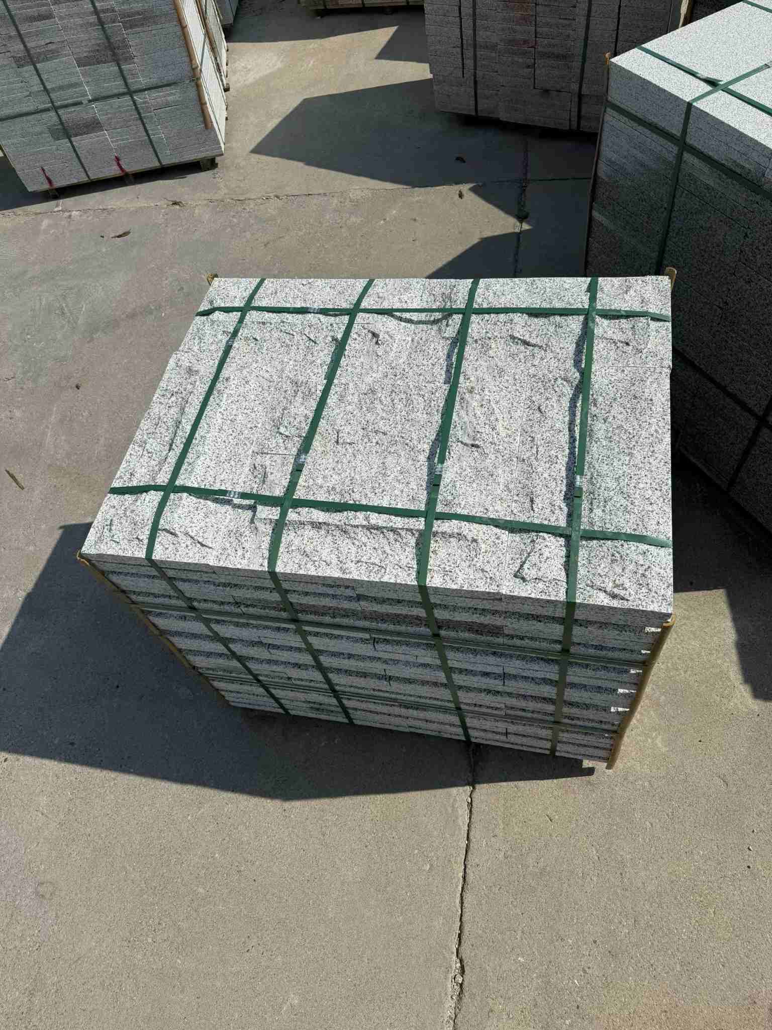 安康 白麻花岗岩石材自然面蘑菇石成品