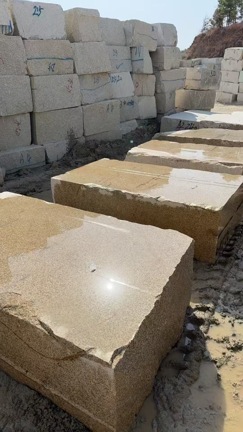 安康 黄金麻方料堆场洗料分选中，原材料充足