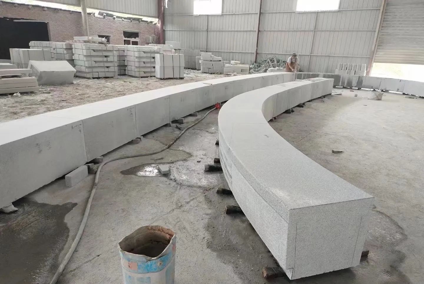 安康芝麻白花岗岩石板材 园林光面弧形坐凳