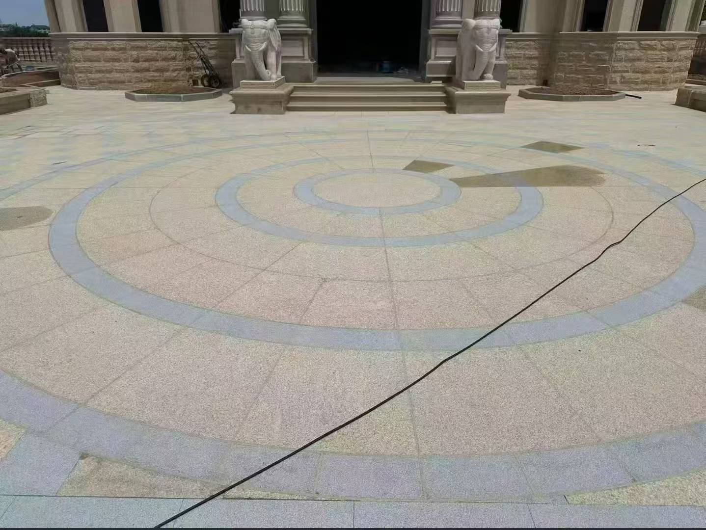 安康 黄金麻芝麻灰花岗岩石材地铺拼接效果